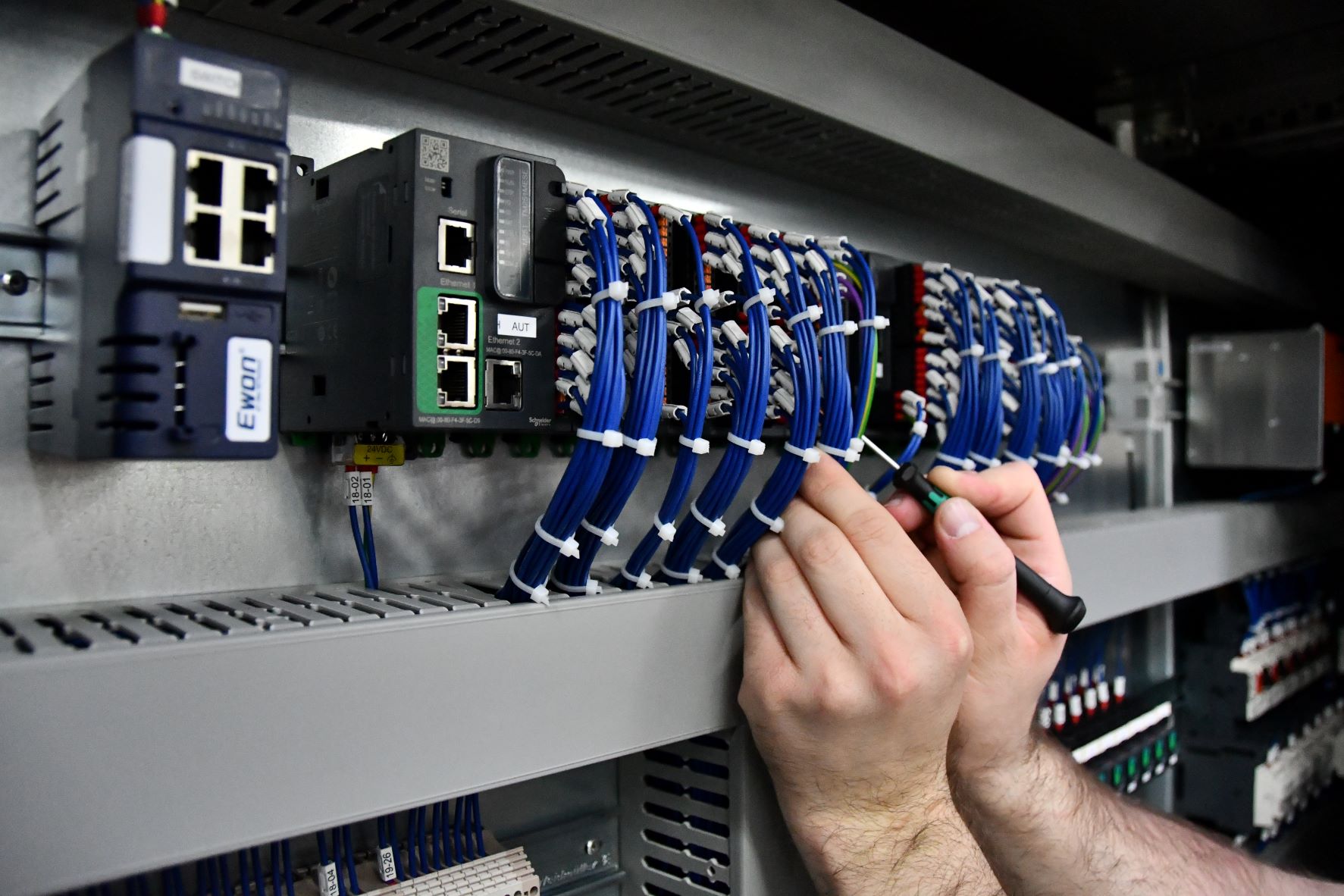 Coffrets et armoires de distribution électriques et de contrôle de commande